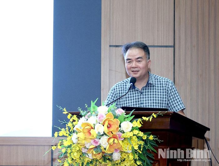 Thạc sỹ, Giảng viên chính Vũ Hoàng Ngọc, Viện trưởng Viện Đào tạo, bồi dưỡng cán bộ, công chức, viên chức truyền đạt nội dung liên quan đến công tác quản lý đầu tư xây dựng.