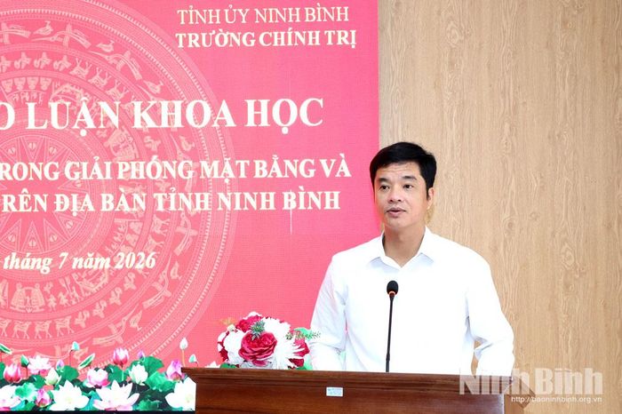 Đồng chí Phan Thành Công, Tỉnh ủy viên, Hiệu trưởng Trường Chính trị tỉnh phát biểu khai mạc Tọa đàm.