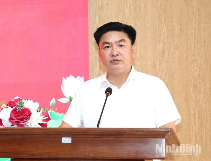 Đại biểu lãnh đạo Sở Du lịch tham luận tại tọa đàm.