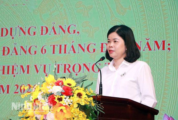 Đồng chí Phạm Thị Thu Hằng, Ủy viên Ban Thường vụ Tỉnh ủy, Giám đốc Báo và phát thanh, truyền hình tỉnh phát biểu tại hội nghị. Ảnh: Phùng Thống