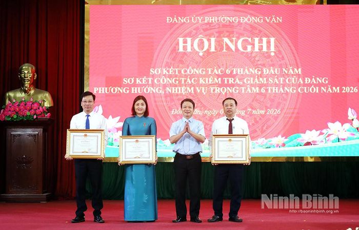Lãnh đạo Ủy ban Kiểm tra Tỉnh ủy trao Bằng khen của Chủ tịch UBND tỉnh cho cá nhân có thành tích xuất sắc trong công tác. Ảnh: Lê Dũng