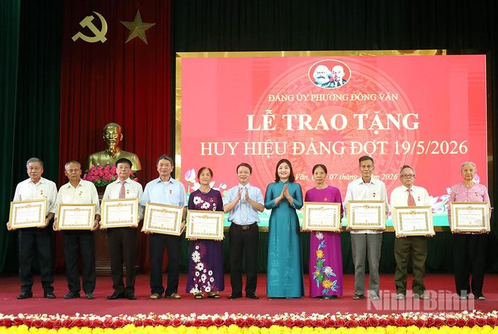 Lãnh đạo Ủy ban Kiểm tra Tỉnh ủy, lãnh đạo phường Đồng Văn trao Huy hiệu Đảng cho các đảng viên 45-60 năm tuổi Đảng. Ảnh: Lê Dũng