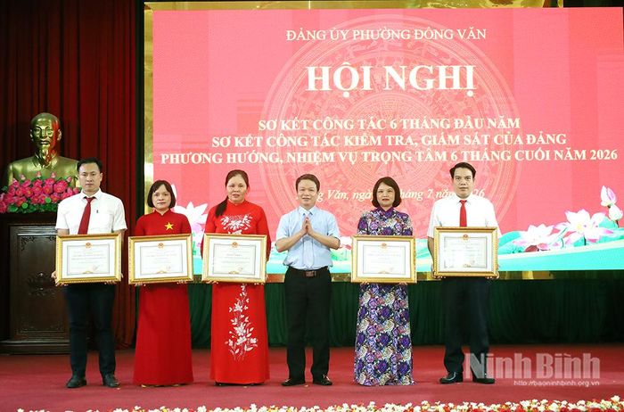 Lãnh đạo Ủy ban Kiểm tra Tỉnh ủy trao Bằng khen của Chủ tịch UBND tỉnh cho các tập thể có thành tích xuất sắc trong công tác. Ảnh: Lê Dũng