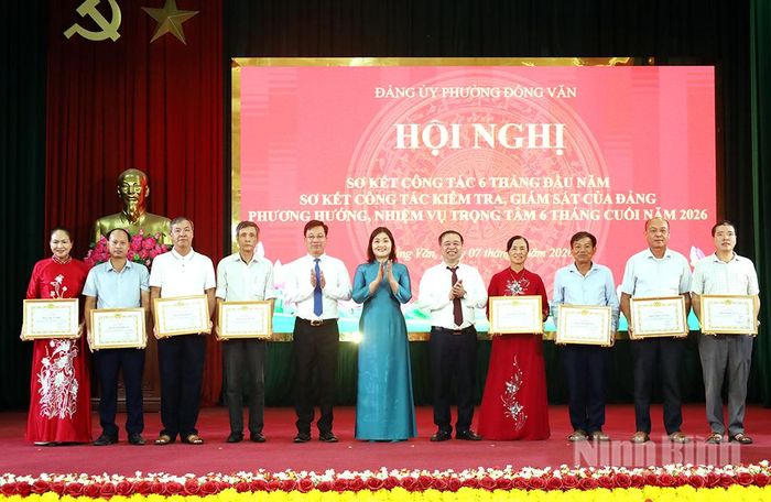 Lãnh đạo phường Đồng Văn biểu dương, khen thưởng các cá nhân có thành tích xuất sắc trong công tác. Ảnh: Lê Dũng