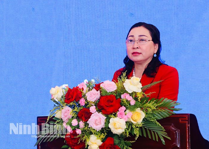 Đồng chí Đinh Thị Lụa, Phó Bí thư Tỉnh ủy, Chủ tịch Ủy ban MTTQ Việt Nam tỉnh Ninh Bình phát biểu chào mừng hội nghị.