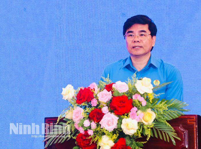 Đồng chí Nguyễn Hải Long, Tỉnh ủy viên, Phó Chủ tịch Ủy ban MTTQ Việt Nam tỉnh, Chủ tịch LĐLĐ tỉnh Ninh Bình phát biểu tại hội nghị.