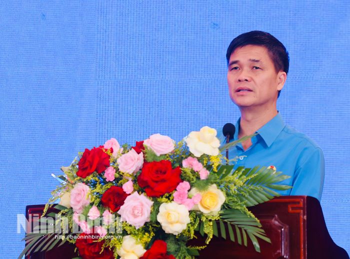 Đồng chí Phó Chủ tịch Thường trực Tổng LĐLĐ Việt Nam Ngọ Duy Hiểu phát biểu chỉ đạo hội nghị.