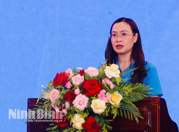 Đồng chí Lê Thị Hoa, Phó Chủ tịch LĐLĐ tỉnh Ninh Bình trình bày tóm tắt Dự thảo Báo cáo kết quả công tác thi đua, khen thưởng 6 tháng đầu năm; phương hướng, nhiệm vụ 6 tháng cuối năm 2026 của Cụm thi đua.
