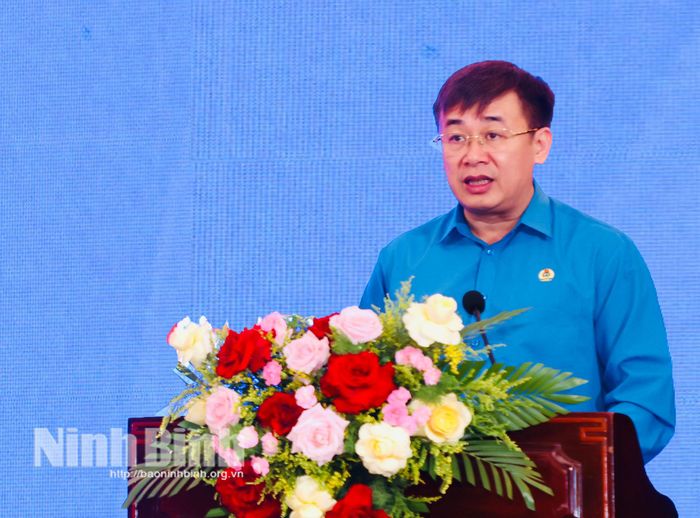 Đồng chí Thạch Văn Chung, Chủ tịch LĐLĐ tỉnh Bắc Ninh phát biểu khai mạc hội nghị.