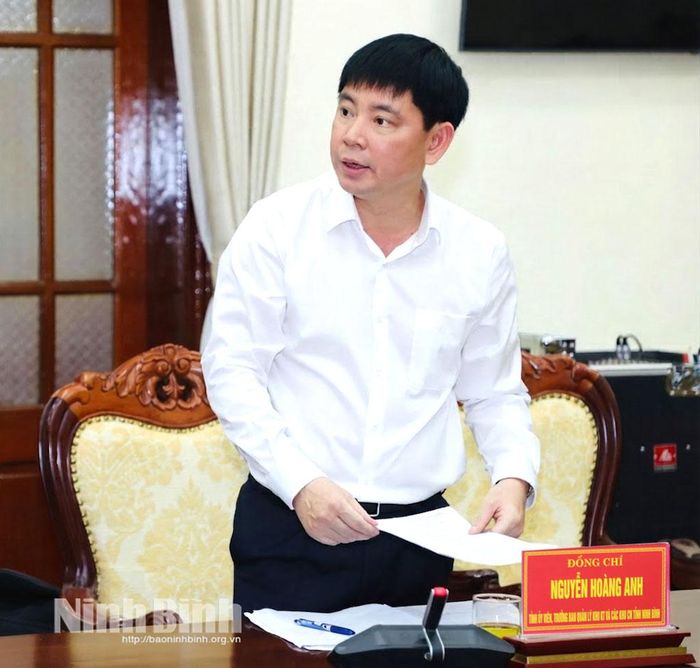 Đồng chí Nguyễn Hoàng Anh, Tỉnh ủy viên, Trưởng Ban Quản lý Khu kinh tế và các khu công nghiệp tỉnh phát biểu tại hội nghị.