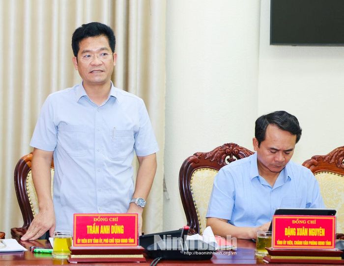 Đồng chí Trần Anh Dũng, Ủy viên Ban Thường vụ Tỉnh ủy, Phó Chủ tịch UBND tỉnh, Phó trưởng Ban Chỉ đạo phát biểu tại hội nghị.
