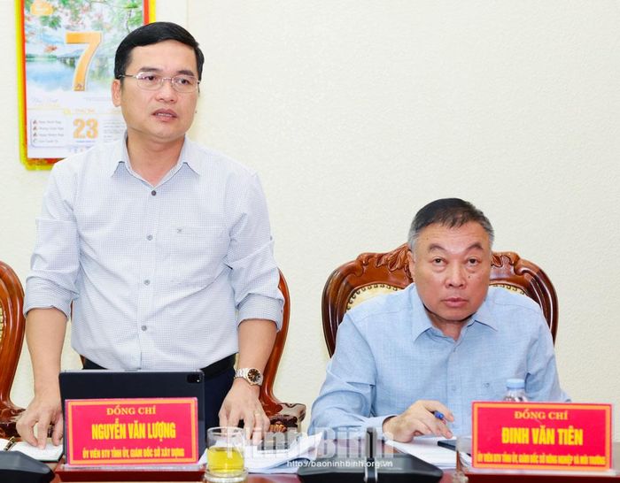 Đồng chí Nguyễn Văn Lượng, Ủy viên Ban Thường vụ Tỉnh ủy, Giám đốc Sở Xây dựng phát biểu tại hội nghị.