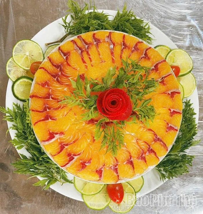 Gỏi cá chiên với màu vàng ươm của thịt cá, ăn không tanh và rất ngọt vị sông là một thức ngon hiếm gặp ở các nhà hàng bởi cần sự chế biến cầu kỳ và trải nghiệm đặc biệt của các đầu bếp giàu kinh nghiệm.