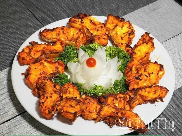 Cá lăng nướng than hoa, cuốn bánh tráng là một trong những món ngon độc đáo của nhà hàng Tiến Hưng, phường Thanh Miếu - một nhà hàng nổi tiếng về các món cá sông.