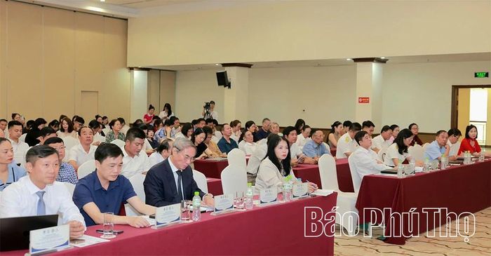 Các đại biểu, đại diện doanh nghiệp, hợp tác xã tham dự chương trình.