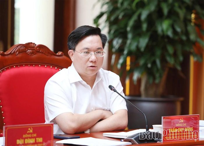 Đồng chí Chủ tịch UBND tỉnh Trần Duy Đông phát biểu tại hội nghị.