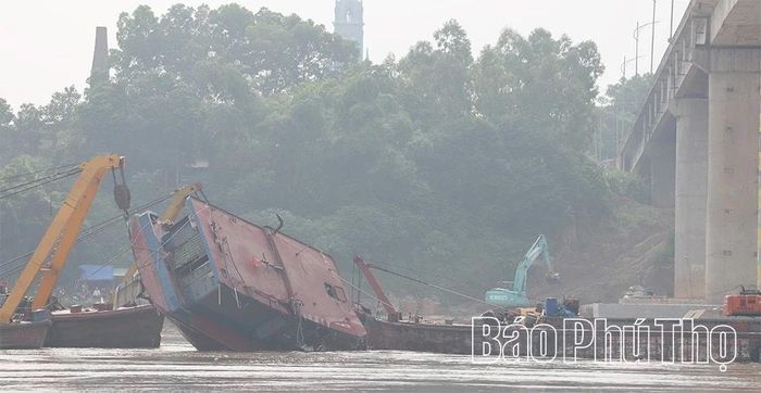 Đến 9 giờ sáng nay ( 7/7), một phần tàu hàng đã được kéo thành công lên khỏi mặt nước. Các hoạt động cứu hộ vẫn đang được khẩn trương tiến hành. 