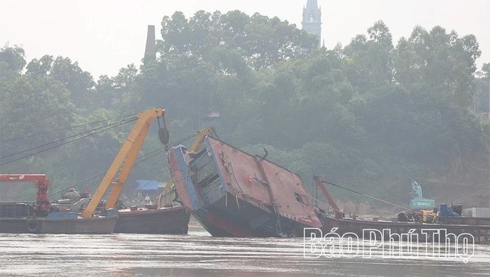 Hoạt động trục vớt 2 tàu hàng đang được tiến hành thận trọng nhưng khẩn trương với quyết tâm cao của lực lượng chuyên trách. 