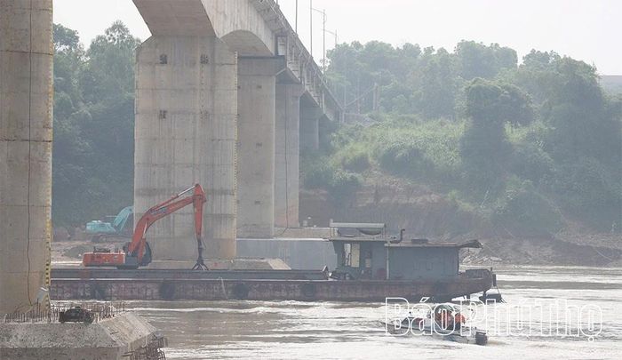 Lực lượng chức năng đảm bảo an toàn, an ninh cho quá trình trục vớt phương tiện.