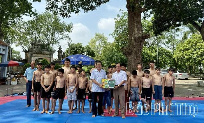 Ban tổ chức tặng quà cho các học viên.