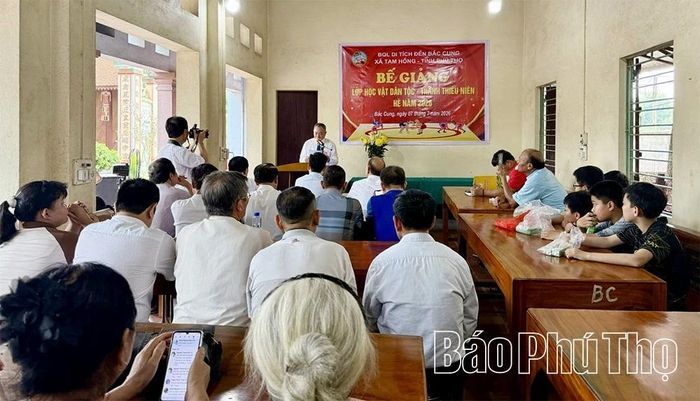 Toàn cảnh lễ bế giảng lớp học vật dân tộc dành cho thanh, thiếu niên hè năm 2026.