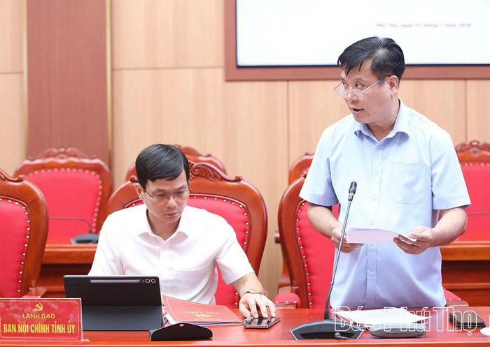 Các đại biểu phát biểu thảo luận tại hội nghị.