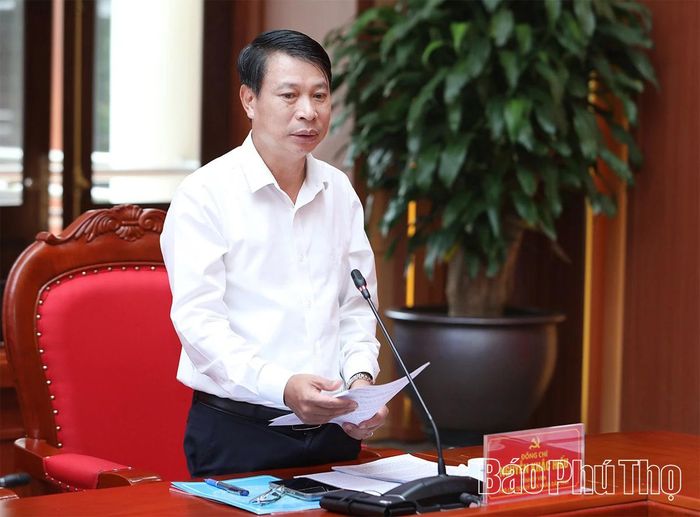 Phó Chủ tịch UBND tỉnh Nguyễn Khắc Hiếu phát biểu tại hội nghị. 