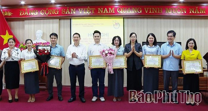 Hội Nhà báo tỉnh trao Giấy khen cho các tác giả, nhóm tác giả đạt Giải Báo chí Quốc gia lần thứ XX năm 2025.