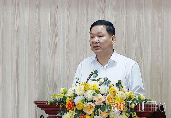 Đồng chí Nguyễn Mạnh Tuấn - Ủy viên Ban Chấp hành Hội Nhà báo Việt Nam, Phó trưởng Ban Tuyên giáo và Dân vận Tỉnh ủy, Chủ tịch Hội Nhà báo tỉnh Phú Thọ phát biểu tại hội nghị.