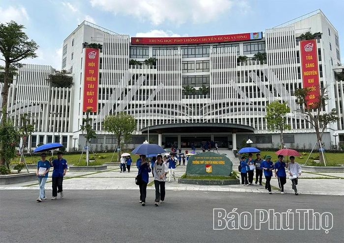 Thí sinh hoàn thành bài thi tại Hội đồng coi thi THPT Chuyên Hùng Vương.
