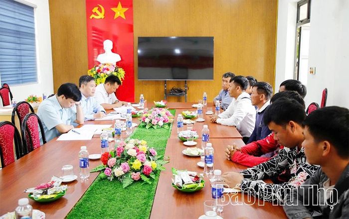 Các thành viên đoàn khảo sát làm việc với đại diện các hộ dân di cư tự do.