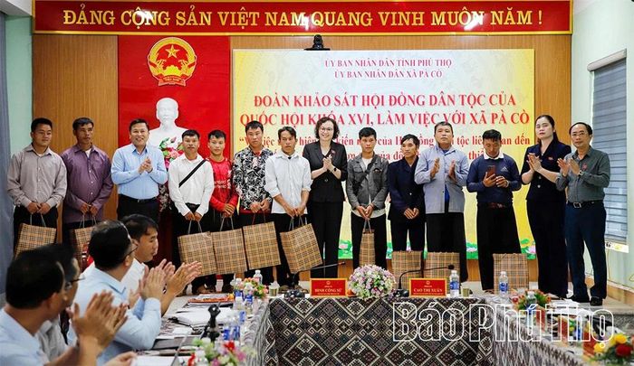 Nhân dịp này, đoàn khảo sát Hội đồng Dân tộc của Quốc hội và lãnh đạo tỉnh tặng quà cho các hộ dân đang sinh sống tại khu vực Suối Rằm.