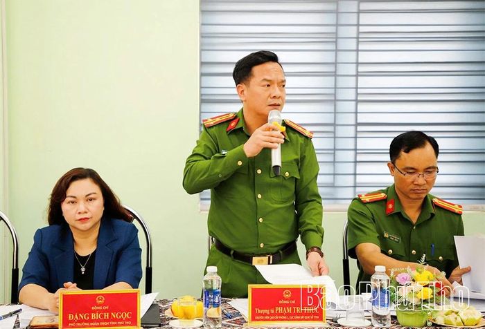 Các thành viên đoàn khảo sát trao đổi, đề nghị làm rõ một số khó khăn, vướng mắc và những kết quả trong thực hiện kiến nghị của Hội đồng Dân tộc của Quốc hội.