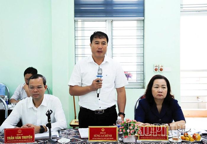 Lãnh đạo xã Pà Cò báo cáo tại buổi làm việc.