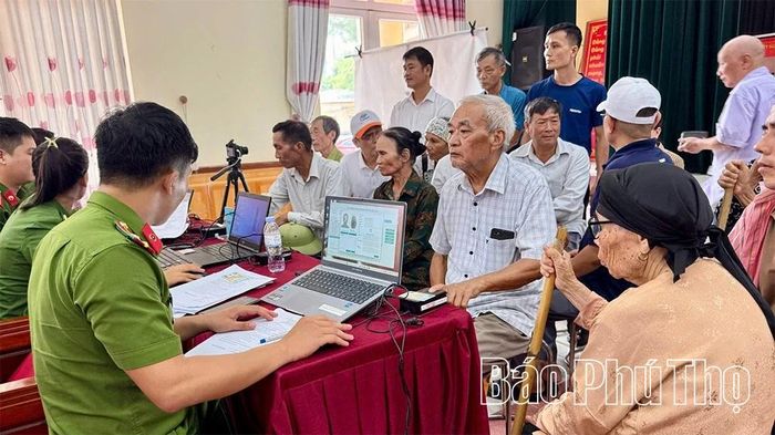 Lực lượng Công an thực hiện sinh trắc học đối với thân nhân liệt sĩ.