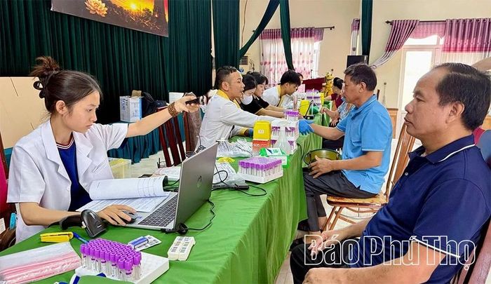 Quá trình lấy mẫu xét nghiệm ADN được thực hiện cẩn thận, chính xác.