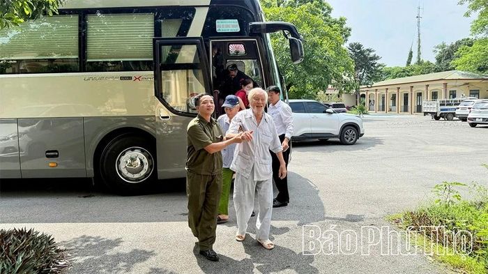 Các địa phương bố trí phương tiện đưa đón thân nhân liệt sĩ đến lấy mẫu ADN tại Công an xã Bình Xuyên.