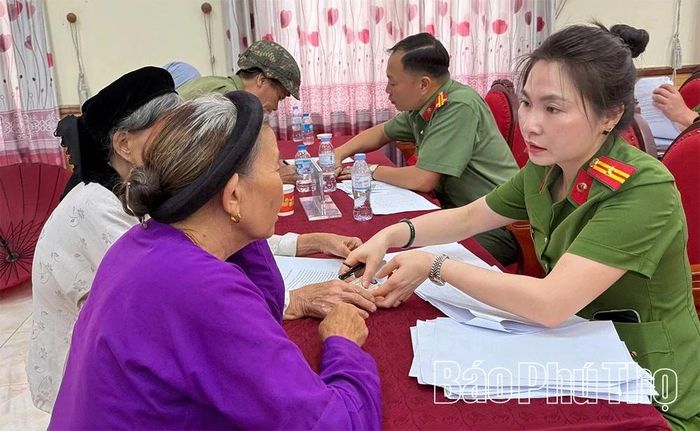 Mọi thông tin của thân nhân liệt sĩ được cán bộ công an hướng dẫn đầy đủ, đúng quy trình.