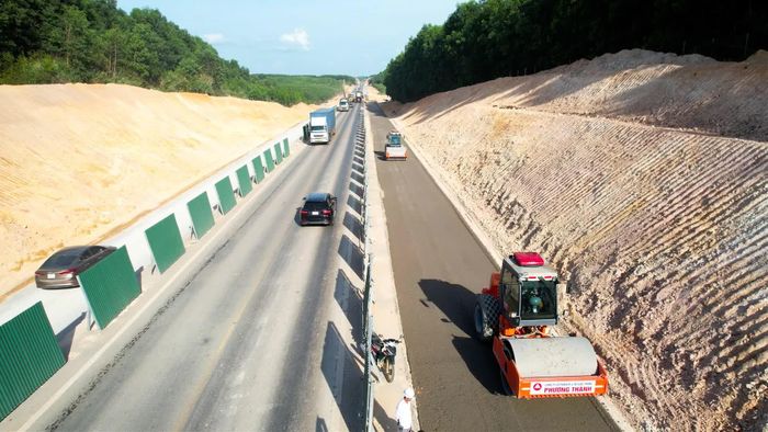 Việc tạm dừng khai thác ban đêm nhằm bảo đảm tuyệt đối an toàn cho người và phương tiện lưu thông cũng như lực lượng, thiết bị thi công mở rộng cao tốc Cam Lộ-La Sơn - Ảnh: L.T