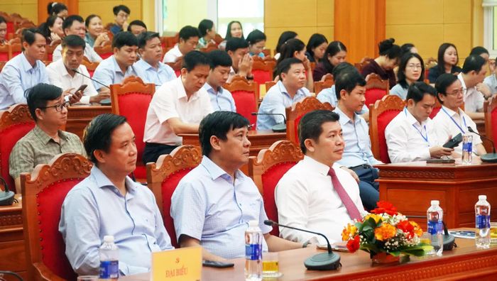 Đồng chí Trần Vũ Khiêm, Phó Bí thư Thường trực Tỉnh ủy, Trưởng đoàn đại biểu Quốc hội tỉnh và các đại biểu dự khai mạc - Ảnh: N.M