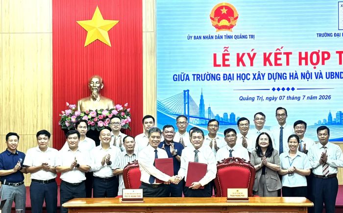 Đại diện lãnh đạo UBND tỉnh và Trường đại học Xây dựng Hà Nội ký kết biên bản ghi nhớ hợp tác - Ảnh: N.L