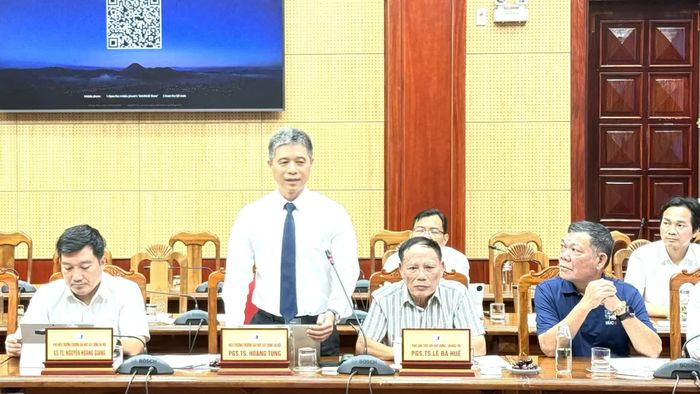PGS.TS. Hoàng Tùng, Hiệu trưởng Trường đại học Xây dựng Hà Nội phát biểu tại buổi làm việc - Ảnh: N.L