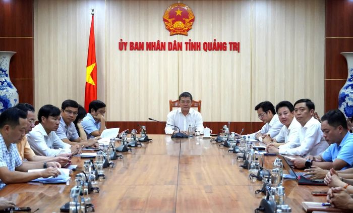 Đồng chí Phan Phong Phú, Phó Chủ tịch UBND tỉnh và các đại biểu tham dự hội nghị tại điểm cầu Quảng Trị - Ảnh: H.L