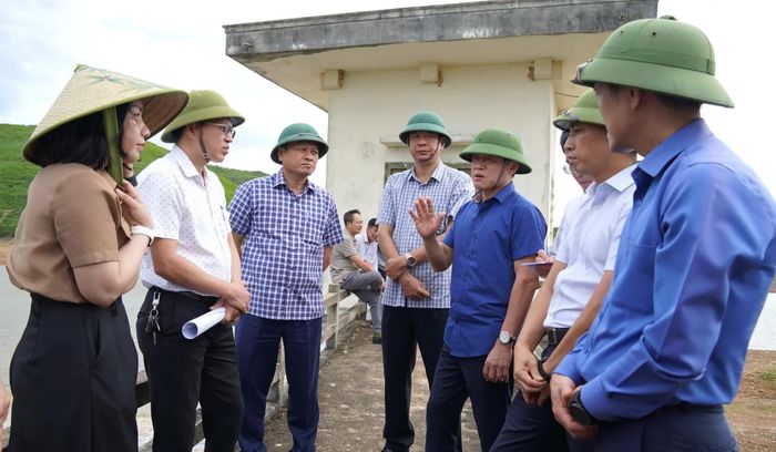 Kiểm tra hồ thủy lợi Vực Sanh (xã Bắc Trạch) - Ảnh: C.H