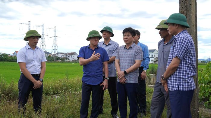 Kiểm tra việc tưới nước chống hạn tại xã Ba Đồn - Ảnh: C.H
