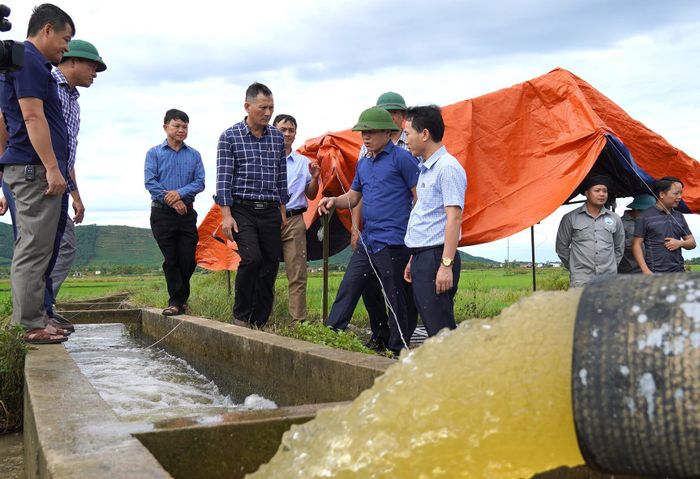 Tưới tiêu nước tiết kiệm và ưu tiên nước cho các giai đoạn phát triển quan trọng của cây lúa - Ảnh: C.H