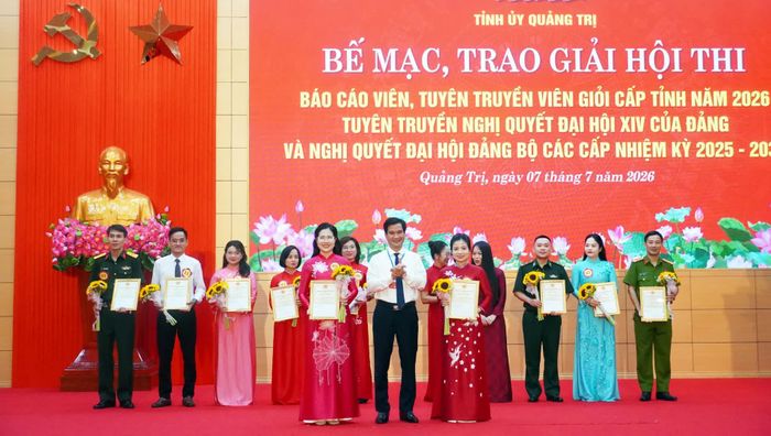 Đồng chí Đặng Đại Tình, Phó trưởng Ban Thường trực Ban Tuyên giáo và Dân vận Tỉnh ủy, Phó trưởng Ban Tổ chức hội thi trao giải ba cho các thí sinh - Ảnh: N.M
