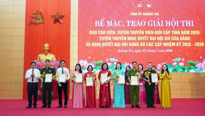 Các đồng chí lãnh đạo Ban Tuyên giáo và Dân vận Tỉnh ủy trao giải khuyến khích cho các thí sinh - Ảnh: N.M