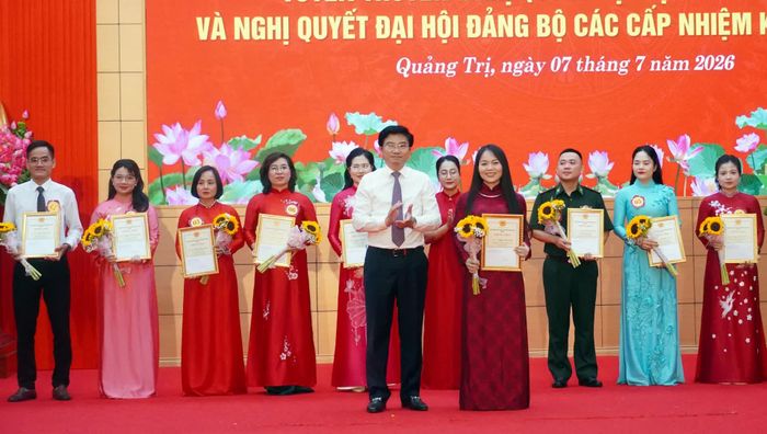 Đồng chí Trương An Ninh, Trưởng ban Tuyên giáo và Dân vận Tỉnh ủy, Trưởng ban Tổ chức hội thi trao giải nhì cho thí sinh Nguyễn Thị Chính, Đảng bộ các cơ quan Đảng tỉnh - Ảnh: N.M