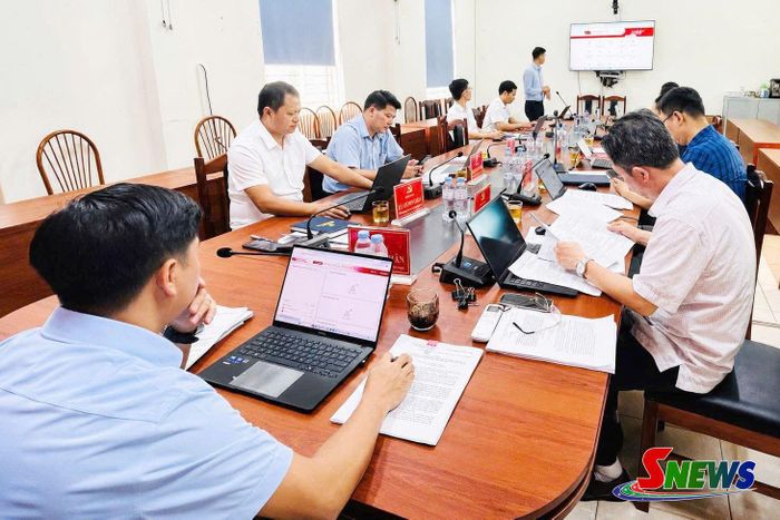 Cán bộ, công chức xã Chiềng Khoong tập huấn sử dụng phòng họp không giấy.